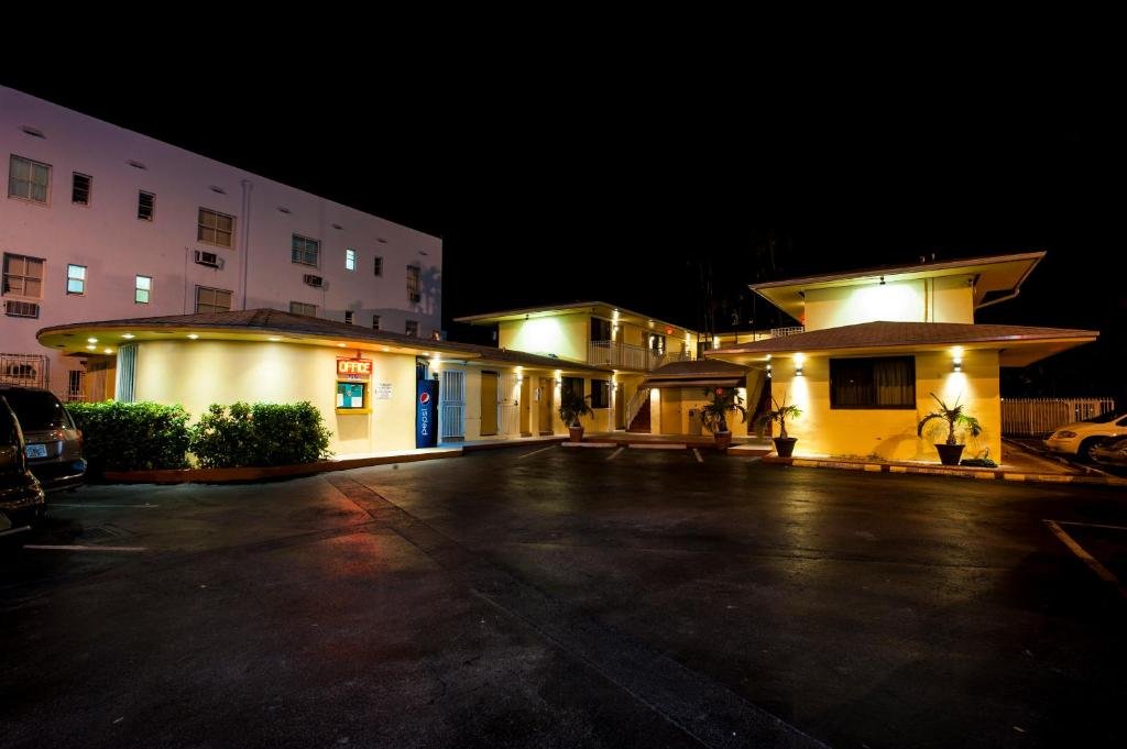 King Motel Miami illuminated exterior at night